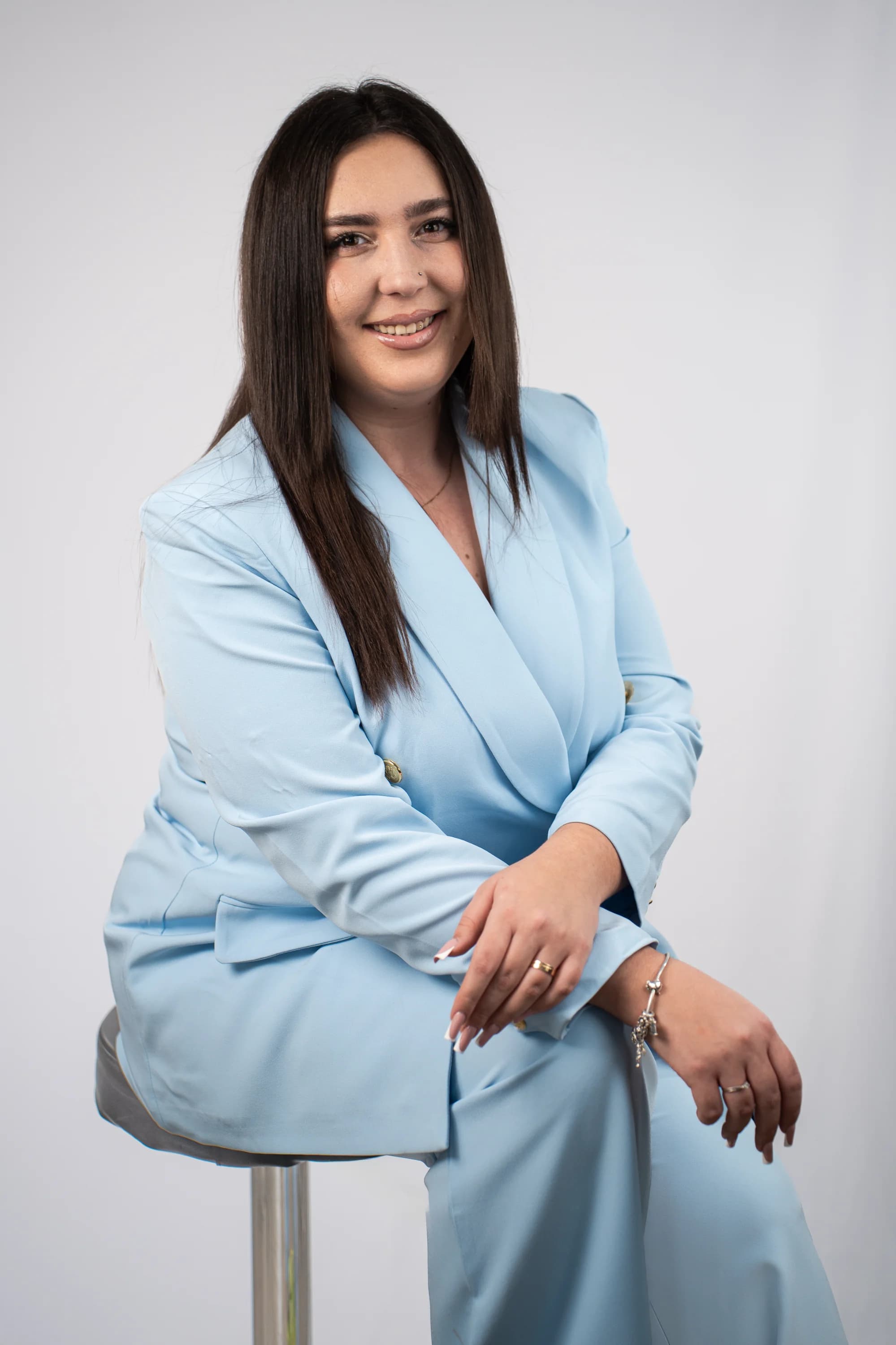 Persoana imbracata in costum albastru fotografie produs video promovare business Brasov Crudu Alexandru CA Photography