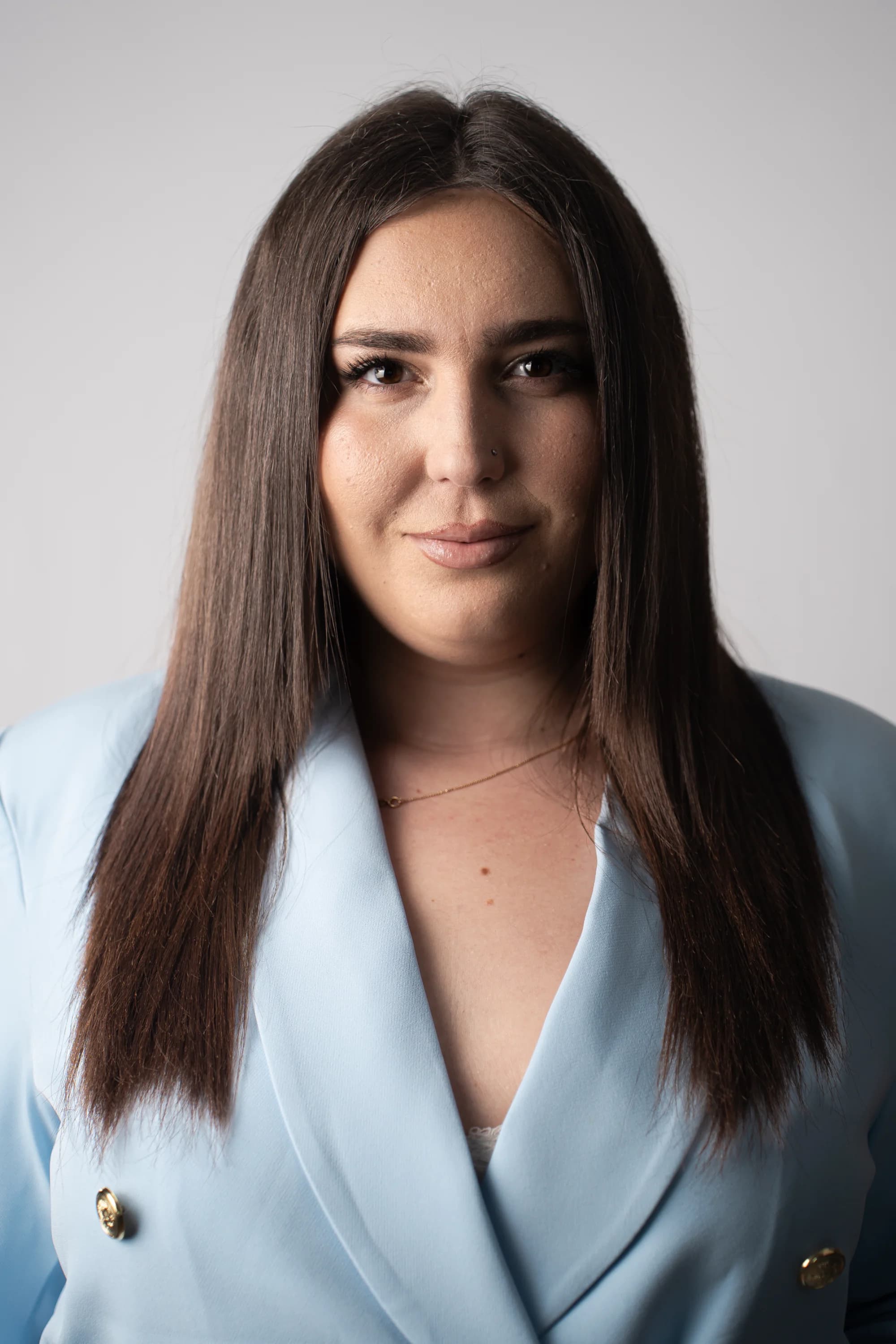 Persoana cu costum albastru fotografie produs video promovare business Brasov Crudu Alexandru CA Photography