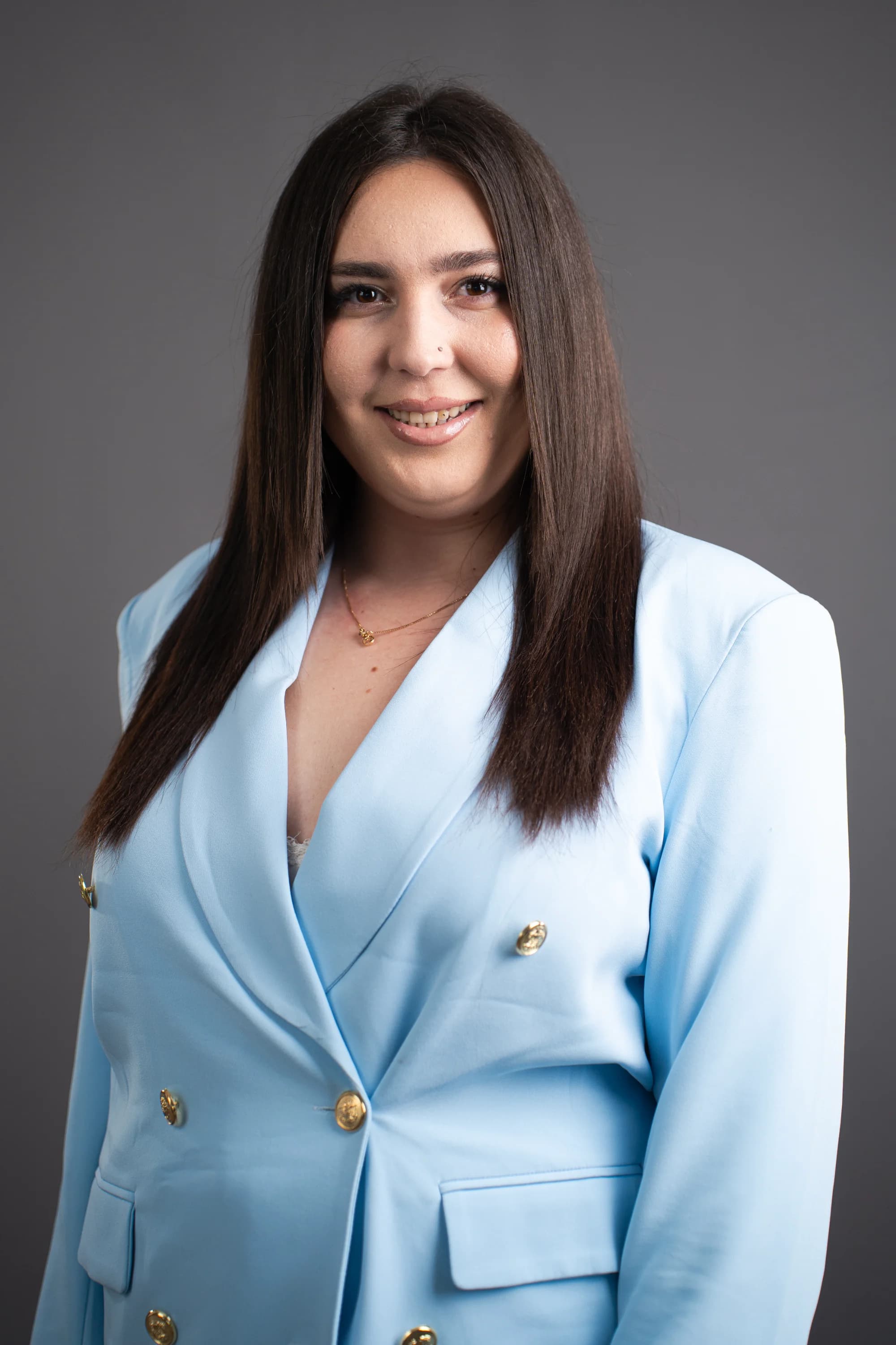 Portret femeie in sacou albastru fotografia produs video promovare business Brasov Crudu Alexandru CA Photography