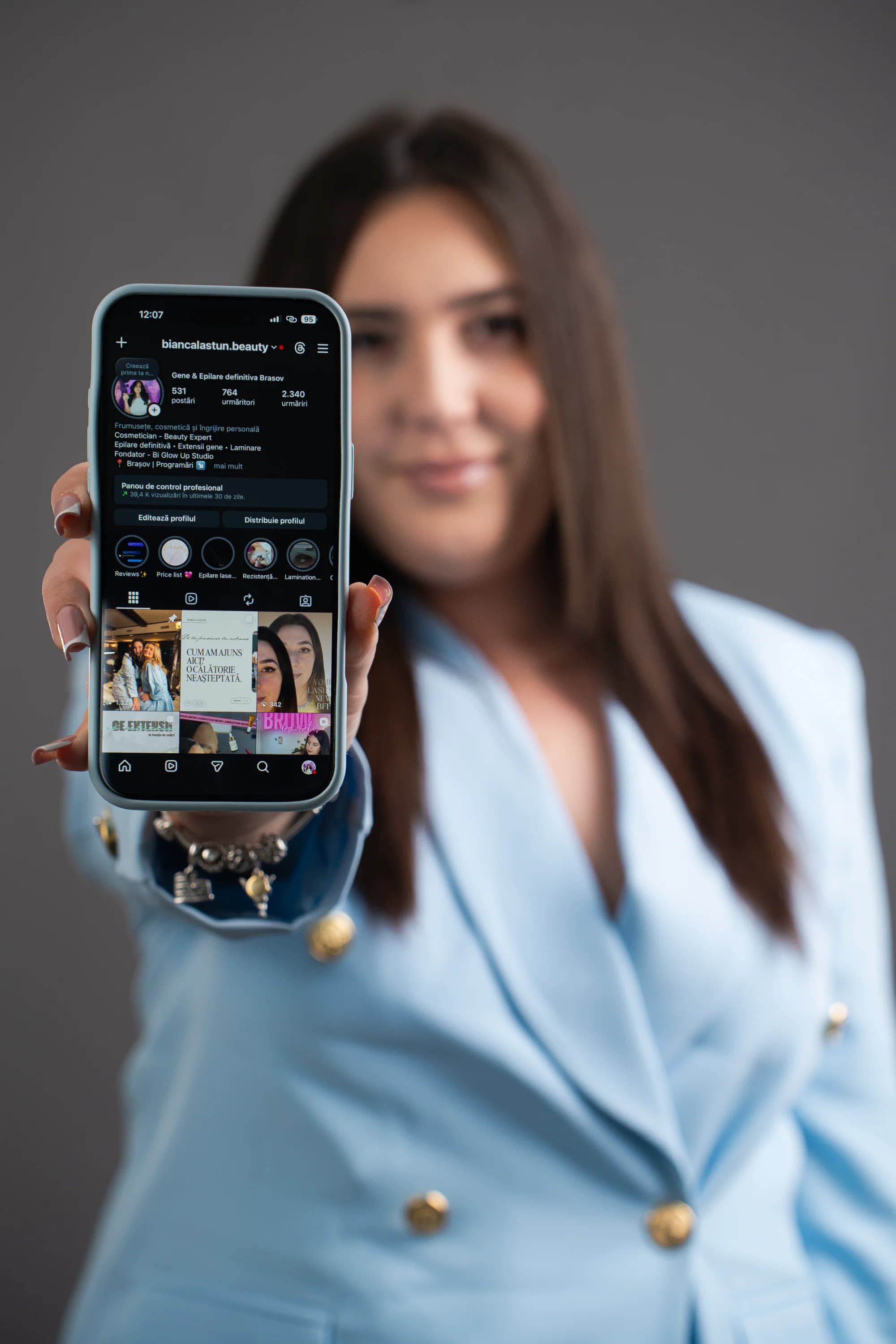 Femeie aratand telefon mobil fotografie produs video promovare business Brasov Crudu Alexandru CA Photography