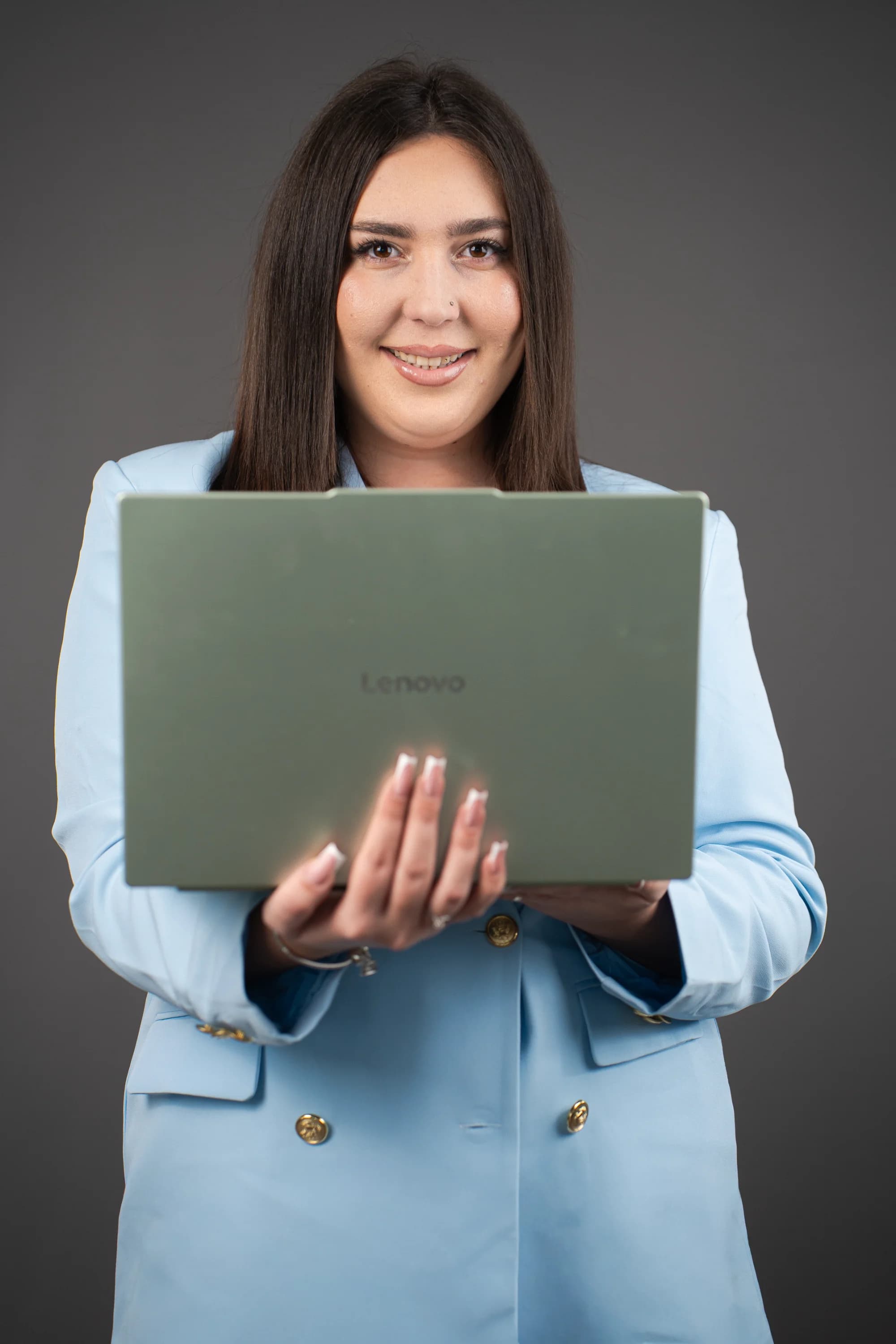 Femeie tinand laptop in mana fotografie produs video promovare business Brasov Crudu Alexandru CA Photography