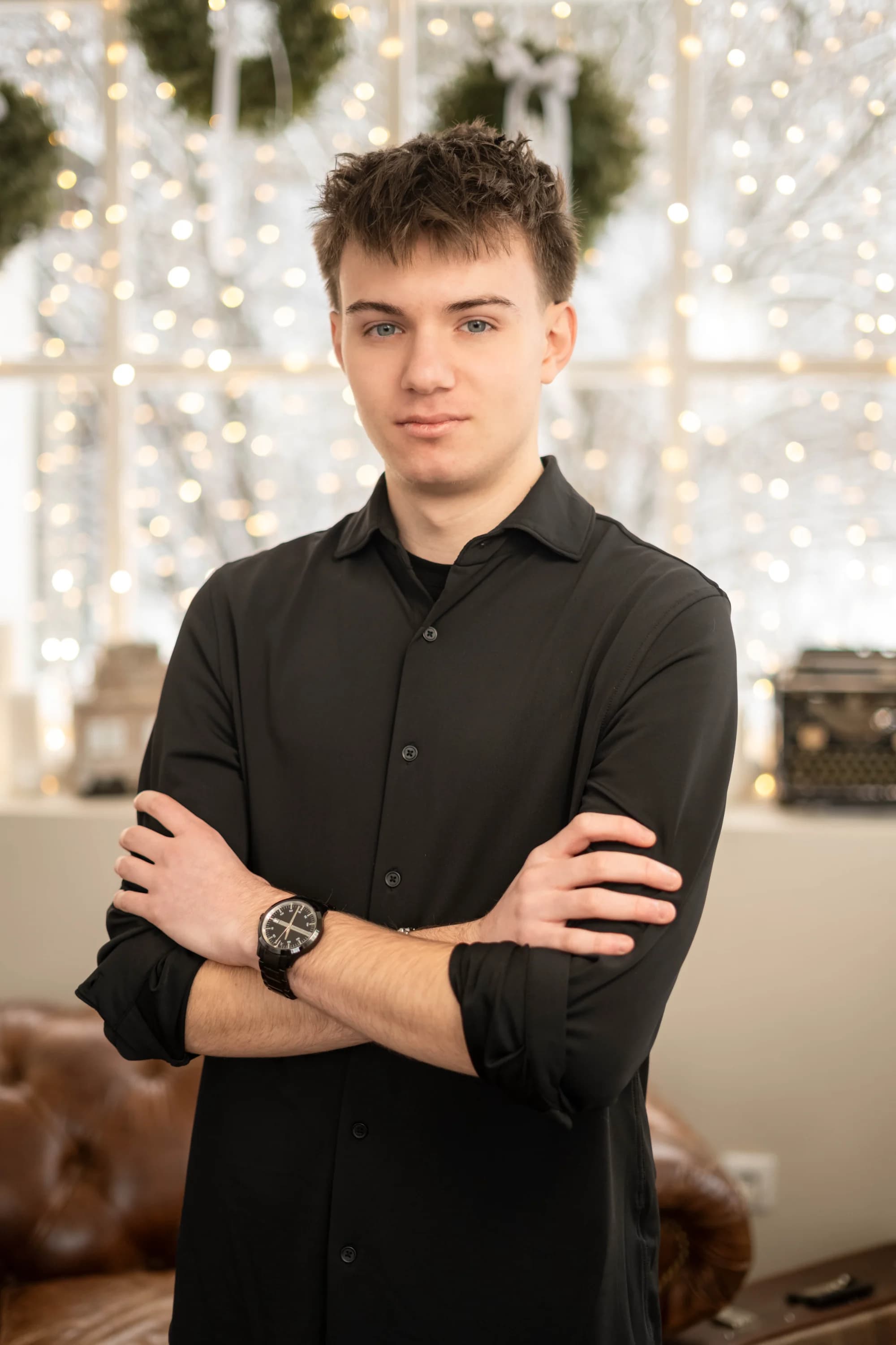 Student pozand in fata lumini fotograf absolvire banchet Brasov Crudu Alexandru CA Photography