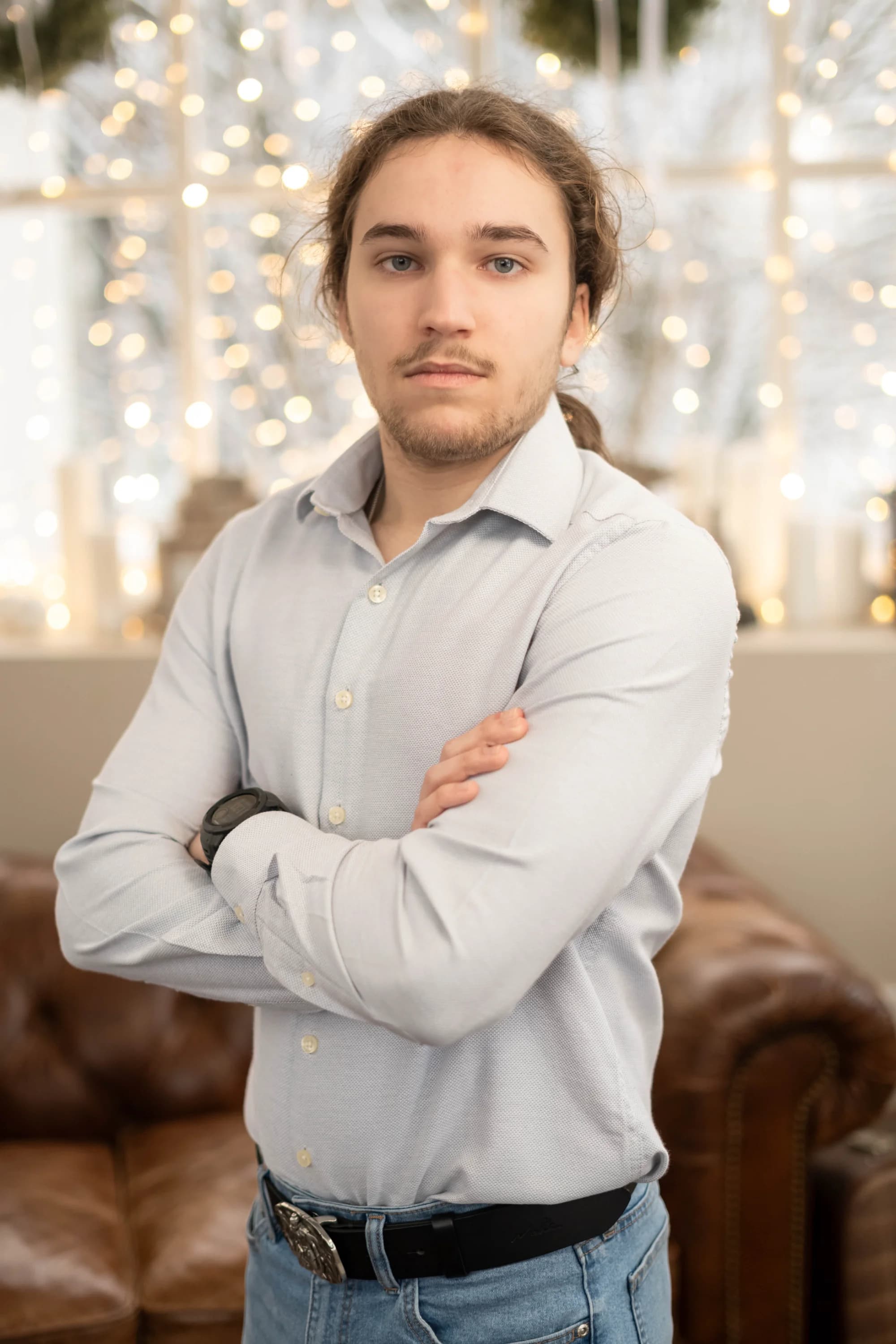 Student in camasa cu bratele incrucisate fotograf absolvire banchet Brasov Crudu Alexandru CA Photography