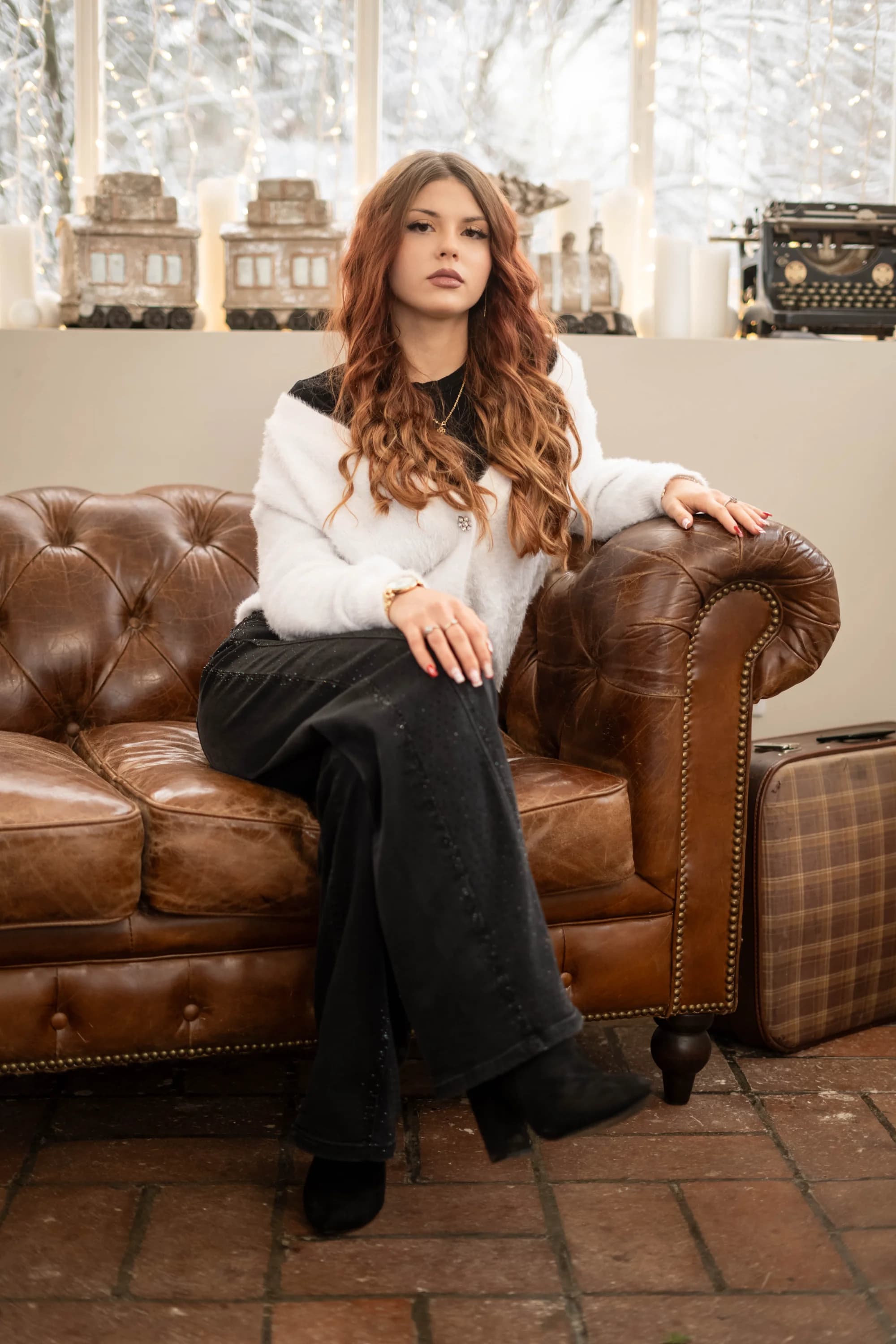 Portret elegant studentă pe canapea fotograf absolvire banchet Brasov Crudu Alexandru CA Photography