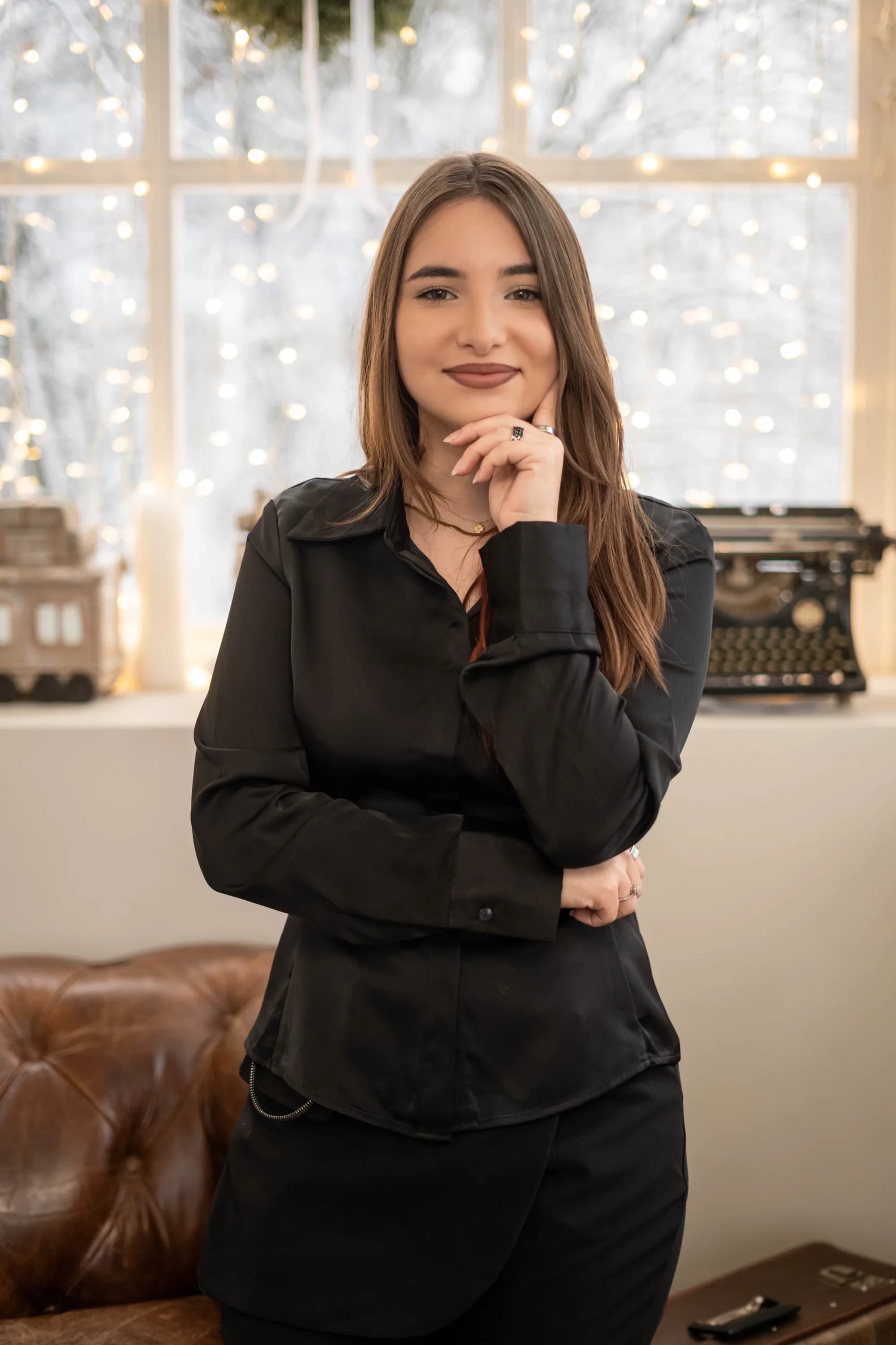 Portret studenta in camasa neagra fotograf absolvire banchet Brasov Crudu Alexandru CA Photography