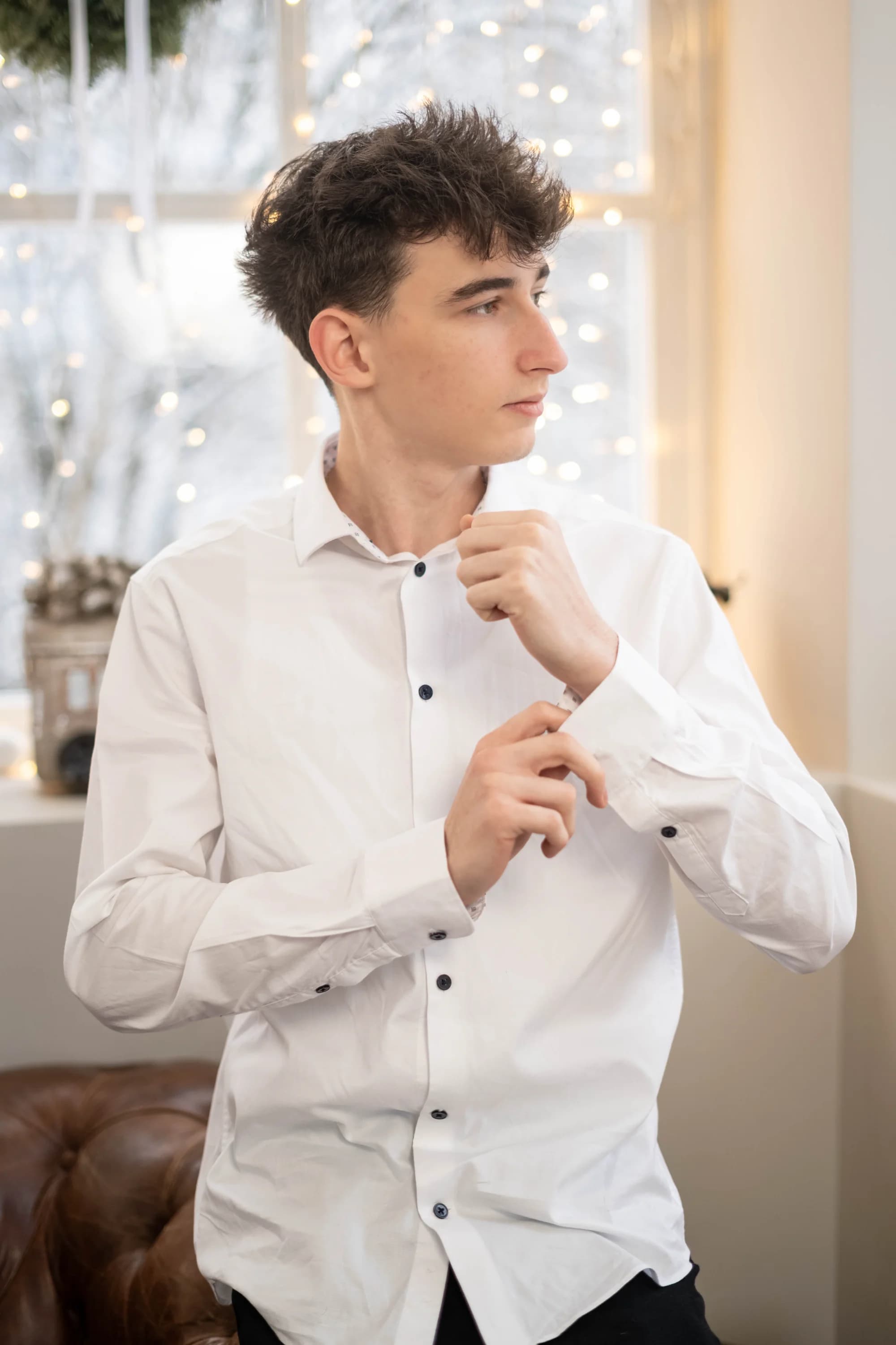 Tanara in camasa alba pregatindu-se pentru ceremonia fotograf absolvire banchet Brasov Crudu Alexandru CA Photography