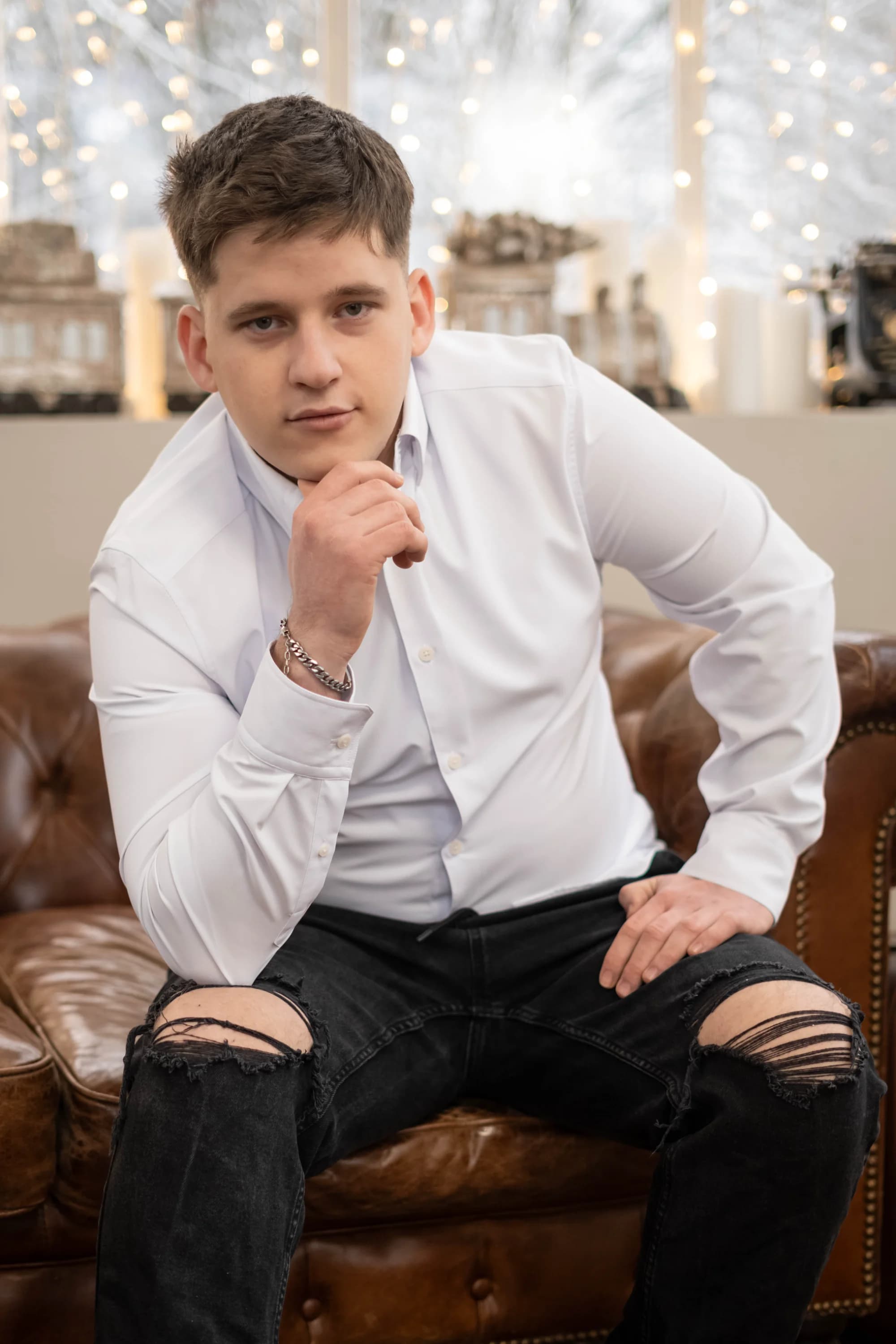 Student in camasa alba pozand fotograf absolvire banchet Brasov Crudu Alexandru CA Photography