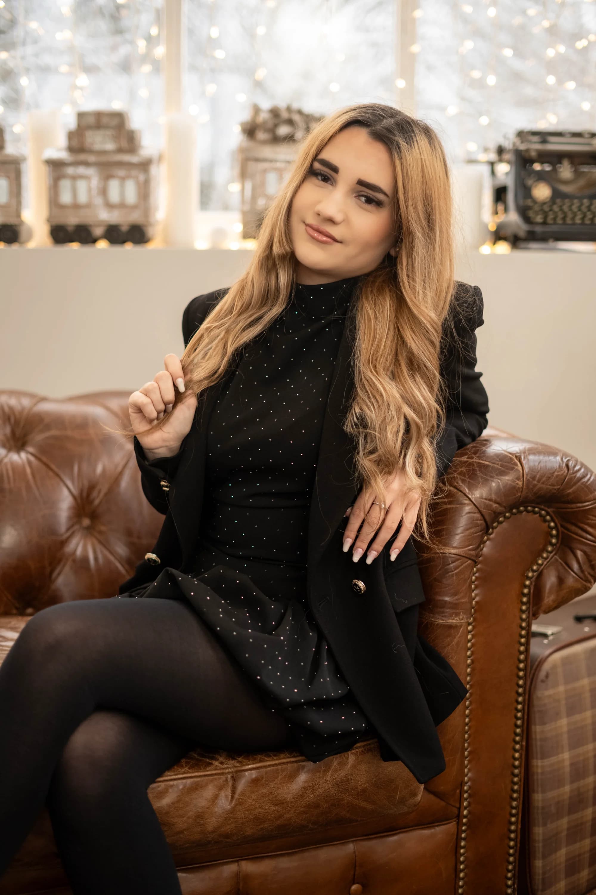 Portret studentă elegantă pe canapea fotograf absolvire banchet Brasov Crudu Alexandru CA Photography