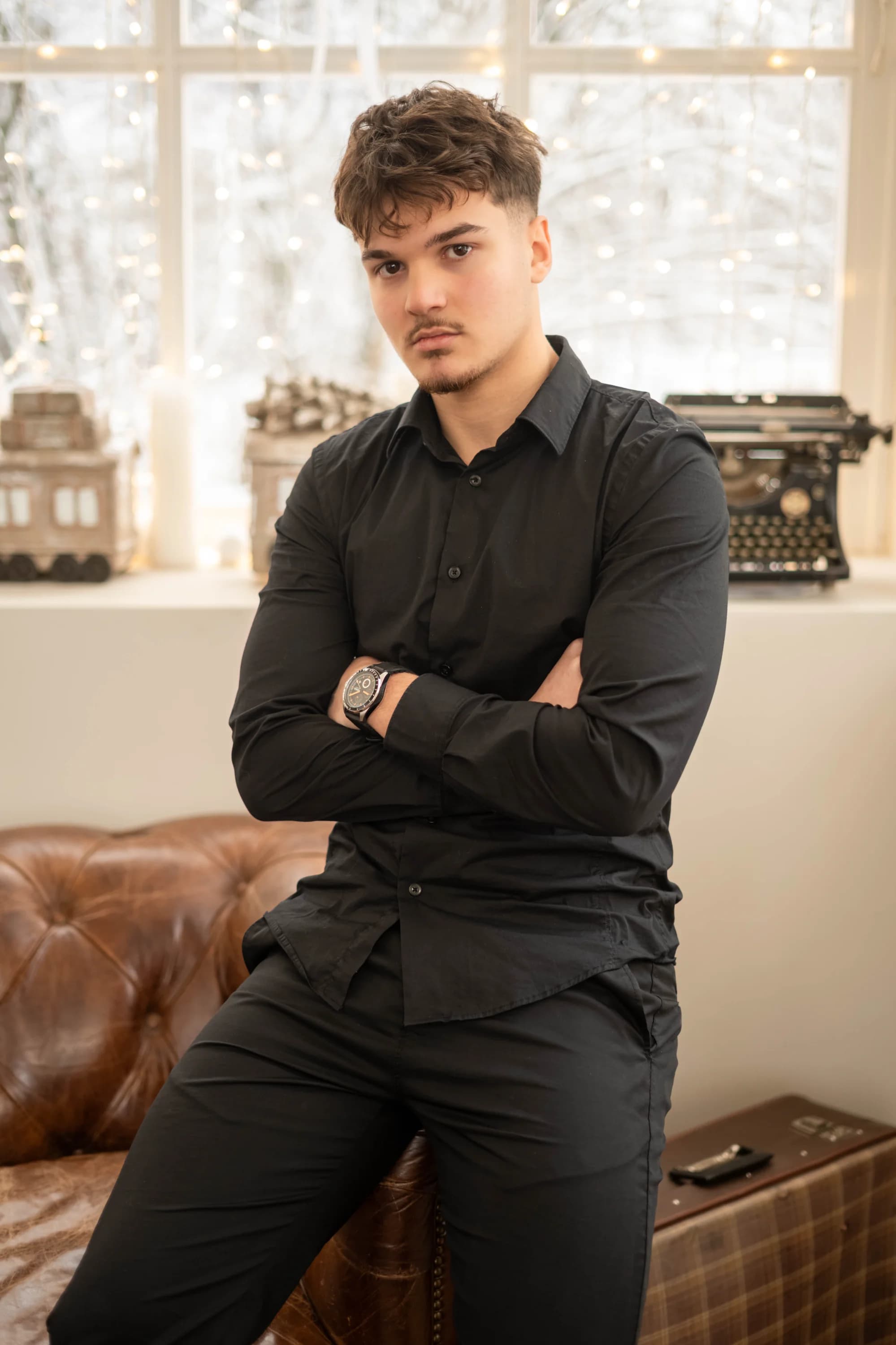 Student in costum elegant fotograf absolvire banchet Brasov Crudu Alexandru CA Photography