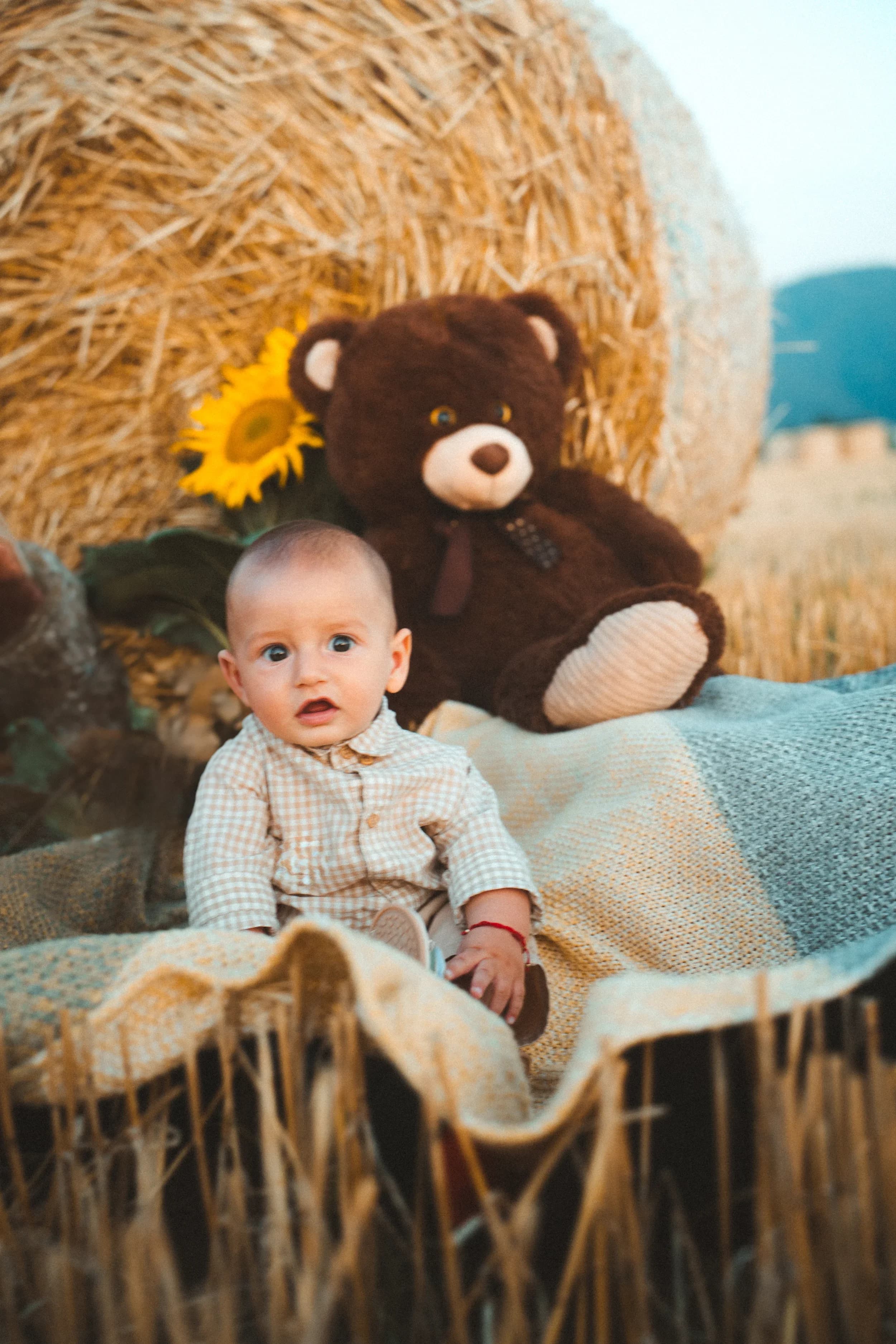 Bebelus pe patura cu ursulet de plus fotograf familie sedinta foto studio Brasov Crudu Alexandru CA Photography