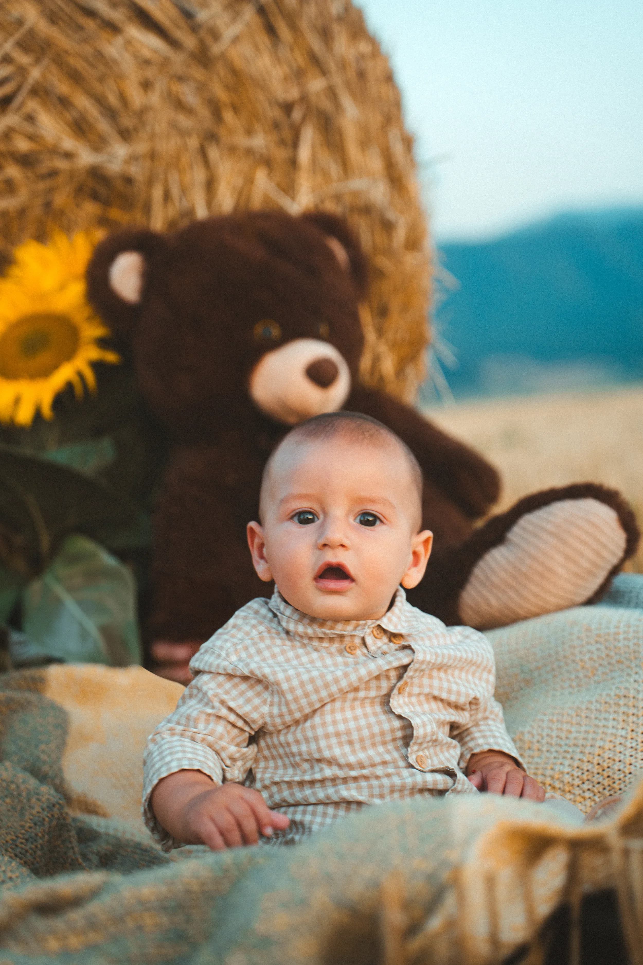 Bebelus pe patura langa ursulet de plus fotograf familie sedinta foto studio Brasov Crudu Alexandru CA Photography