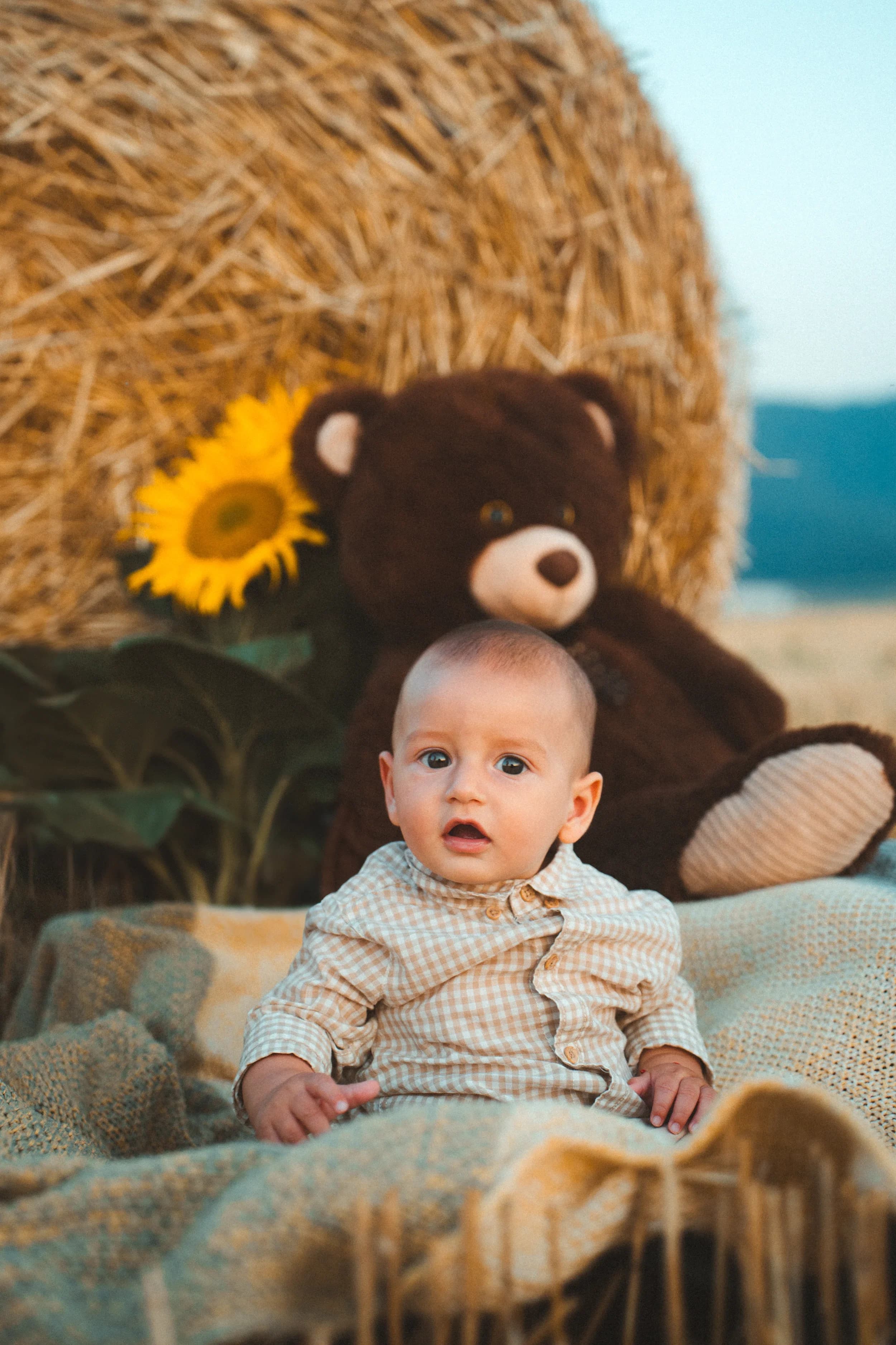 Bebelus pe o patura langa stiva de fân fotograf familie sedinta foto studio Brasov Crudu Alexandru CA Photography
