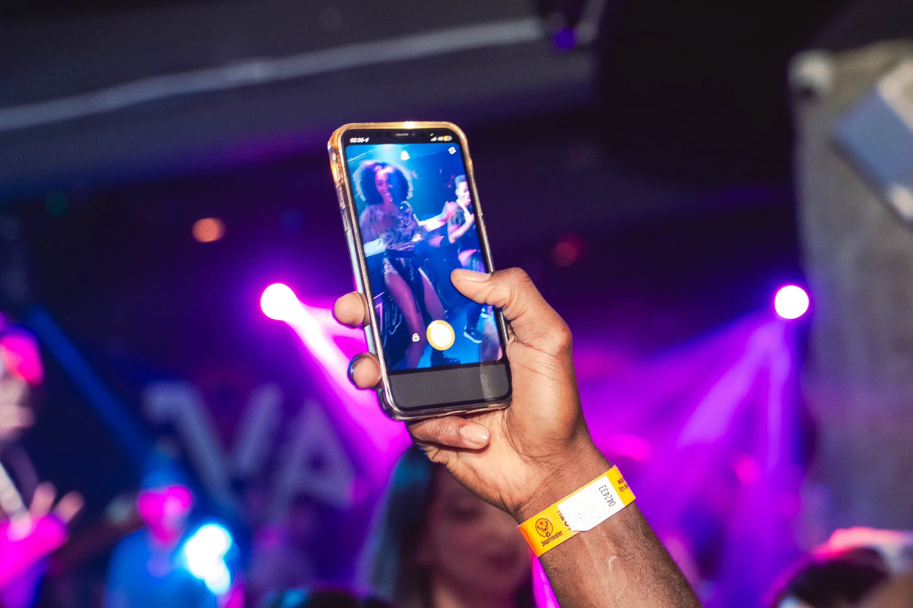 Mani filmand un concert fotograf club evenimente Brasov Crudu Alexandru CA Photography