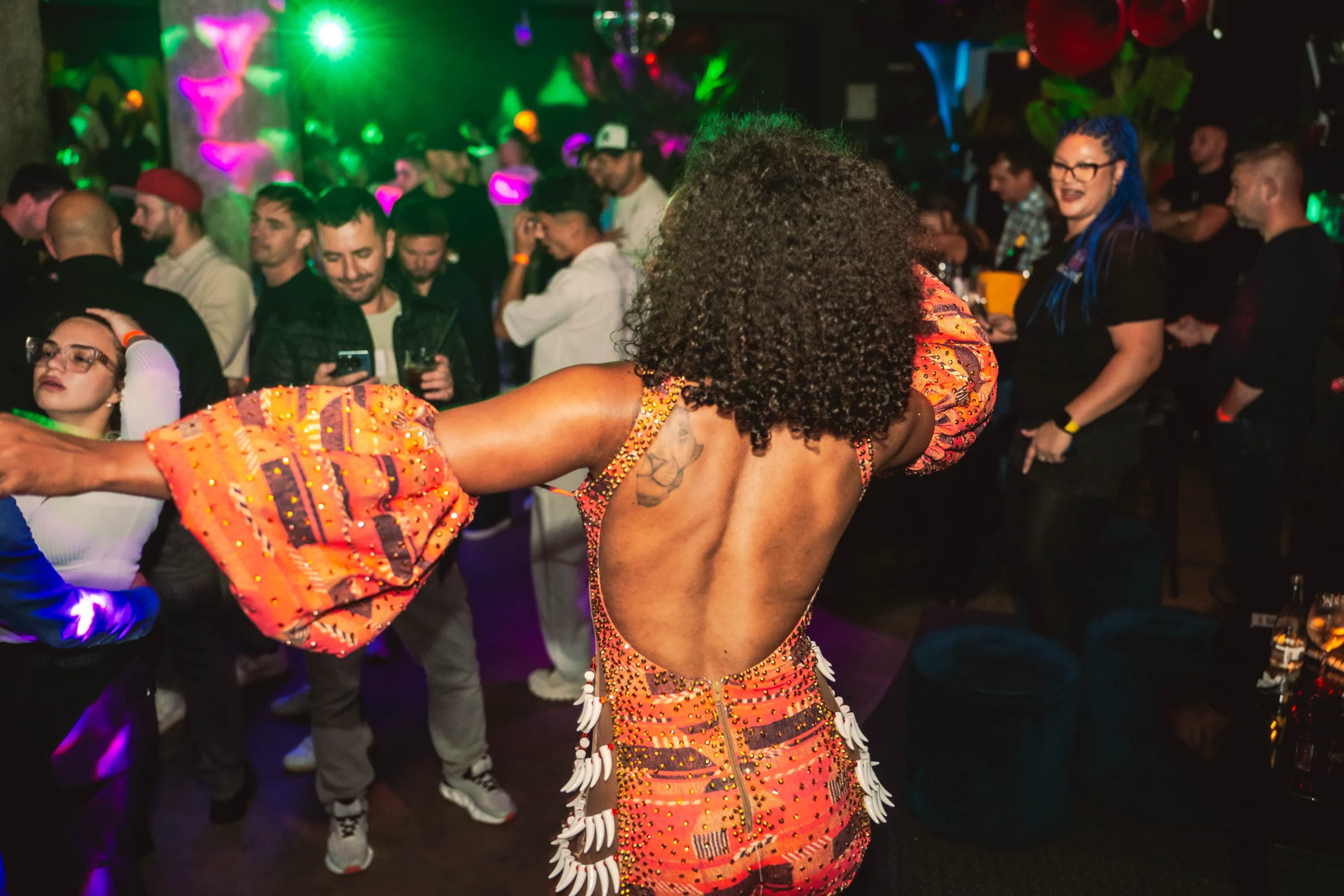 Tineri dansand in club fotograf club evenimente Brasov Crudu Alexandru CA Photography