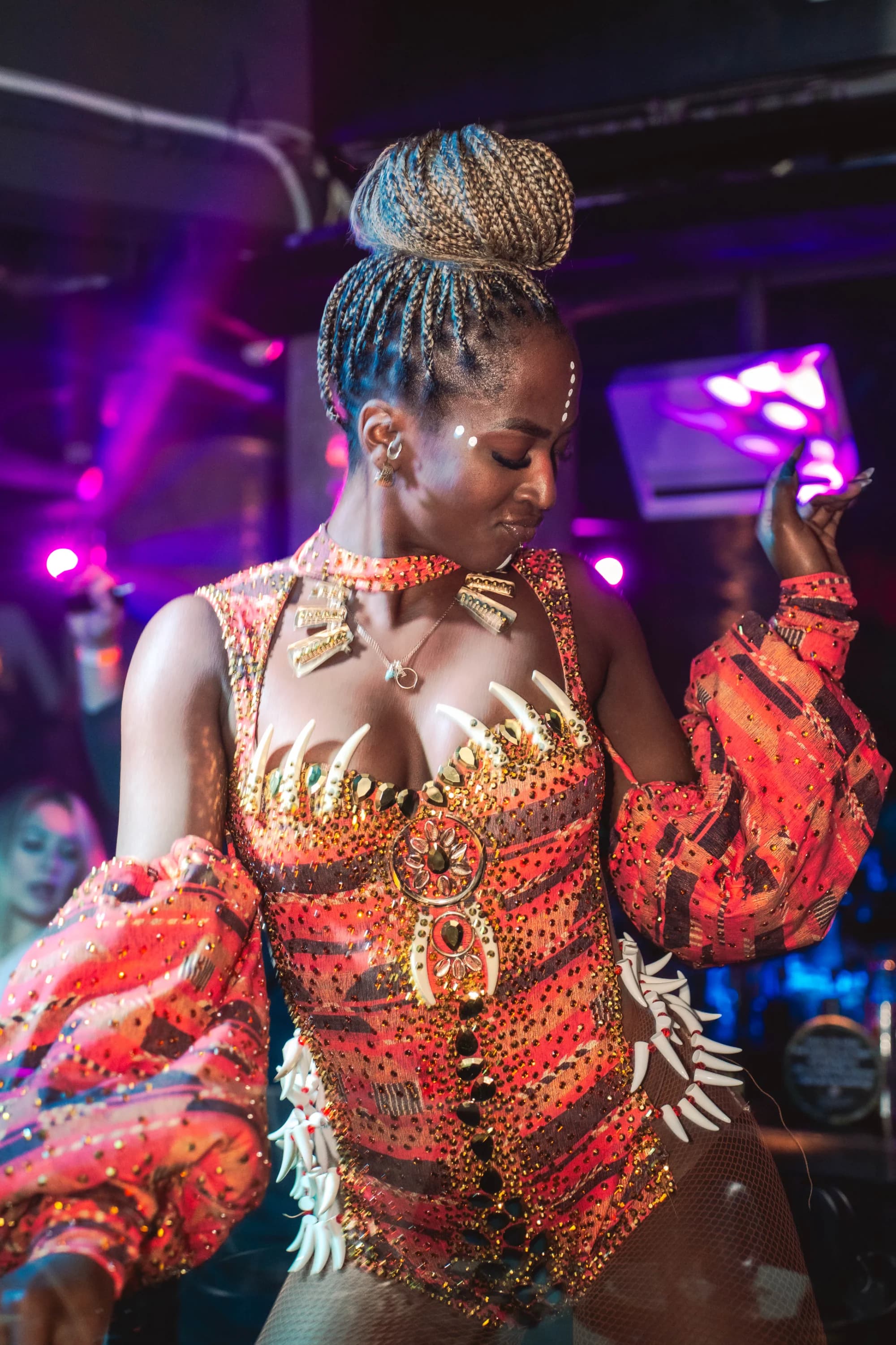 Femeie dansand energic fotograf club evenimente Brasov Crudu Alexandru CA Photography