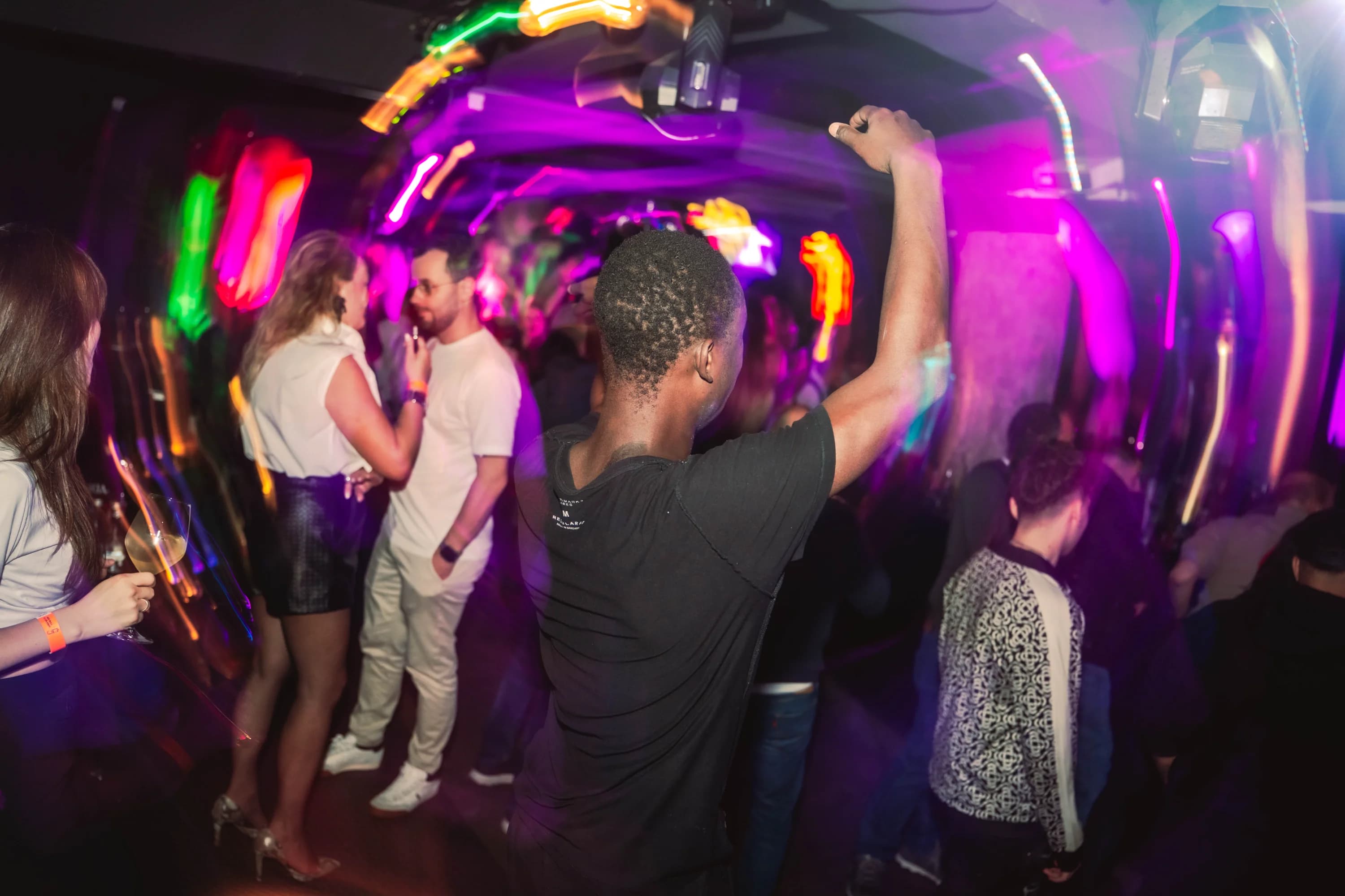 Oameni dansand in club fotograf club evenimente Brasov Crudu Alexandru CA Photography