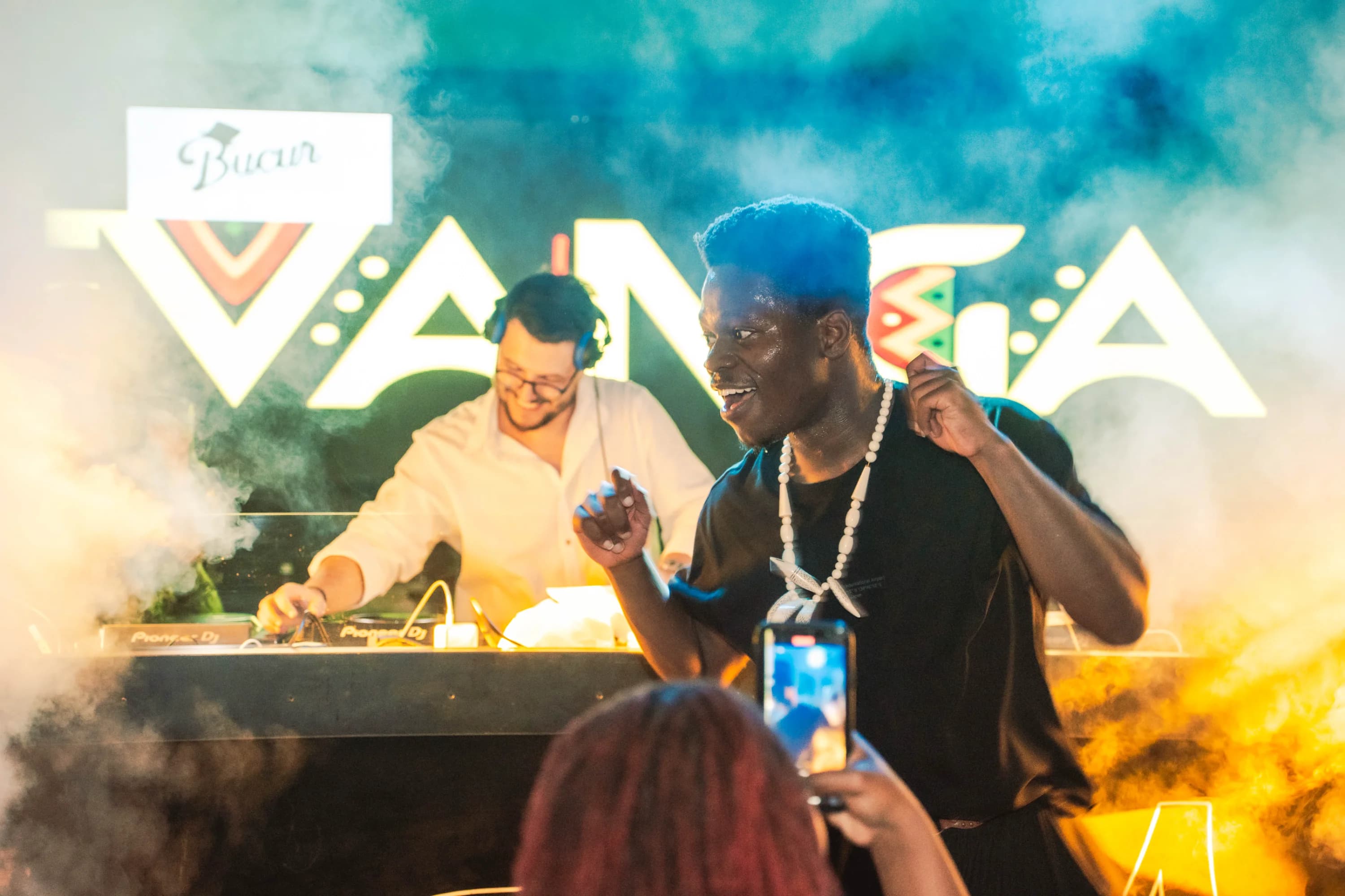 Oamenii dansand sub lumini colorate fotograf club evenimente Brasov Crudu Alexandru CA Photography