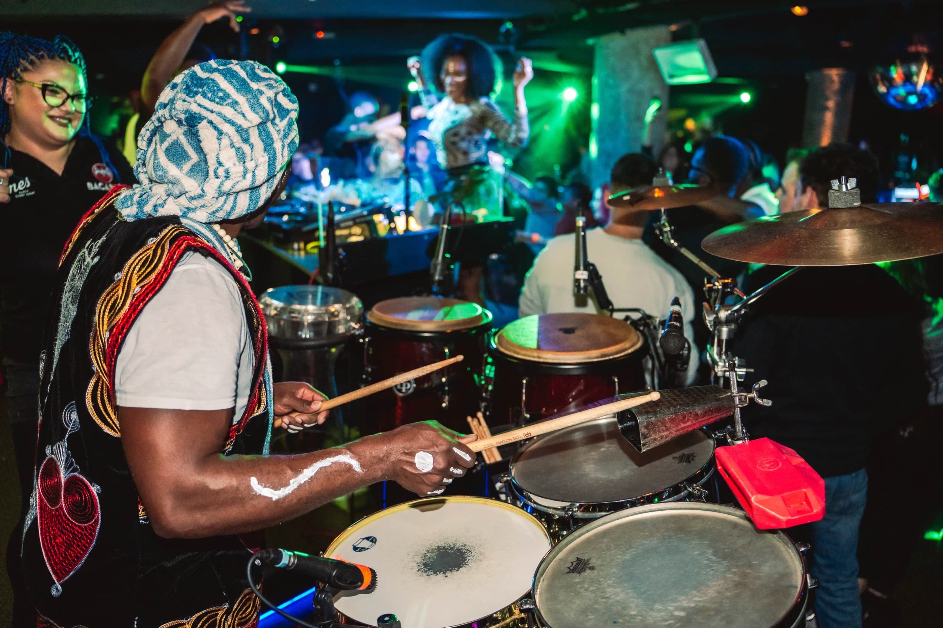 Percutionist energic la petrecere fotograf club evenimente Brasov Crudu Alexandru CA Photography