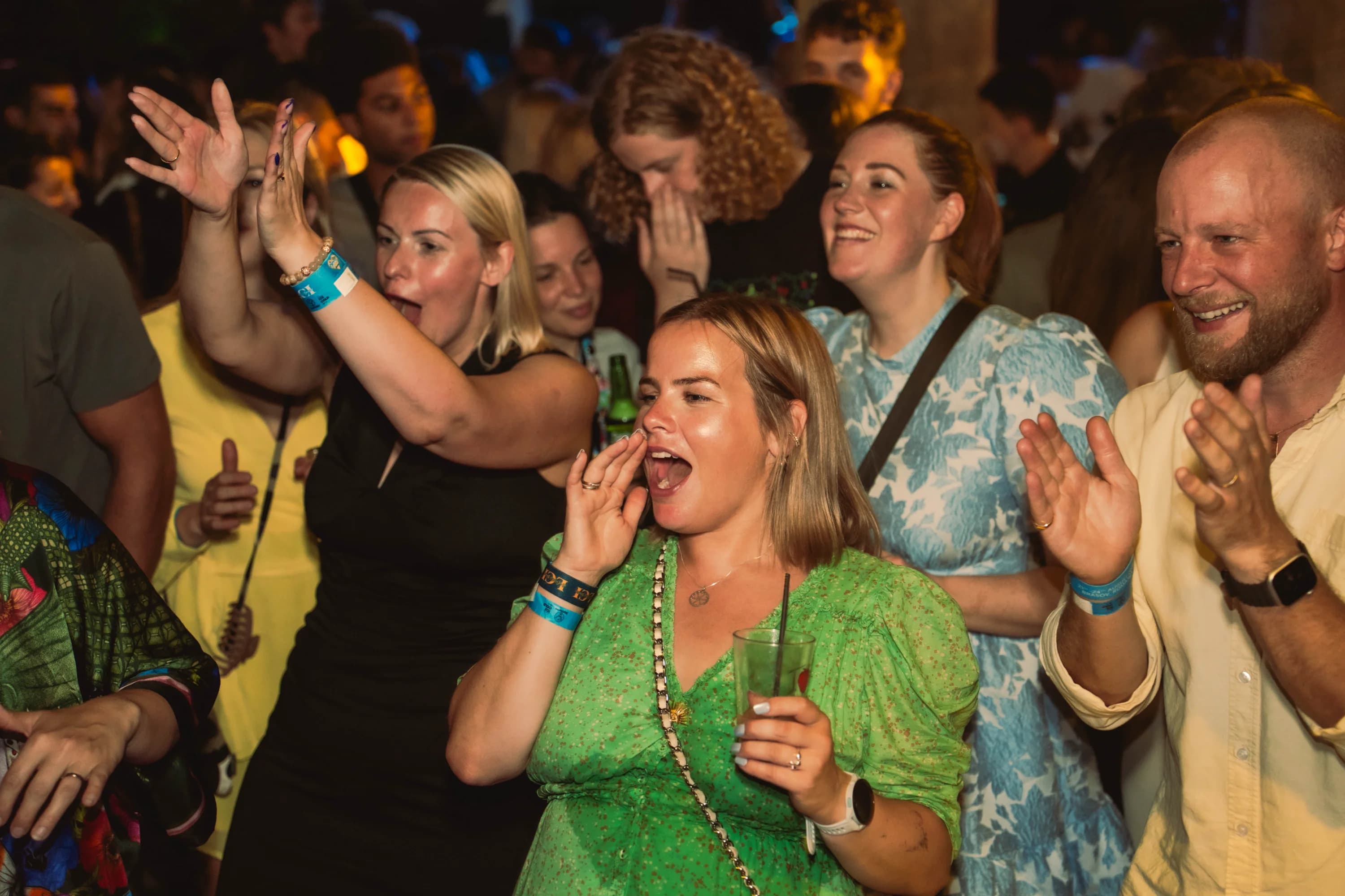 Multi oameni bucurandu-se si aplaudand fotograf club evenimente Brasov Crudu Alexandru CA Photography