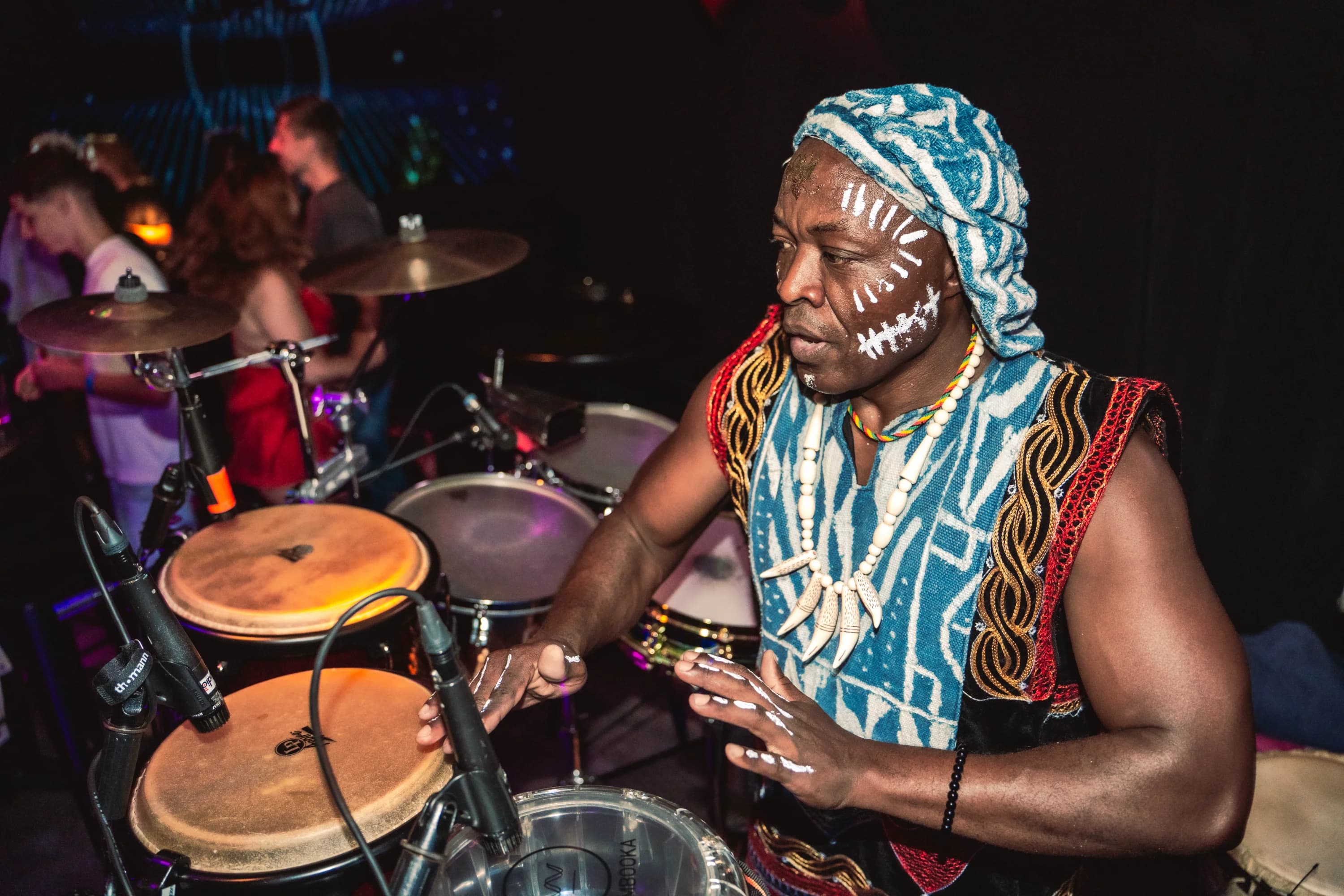 Percussionist energizand petrecerea fotograf club evenimente Brasov Crudu Alexandru CA Photography