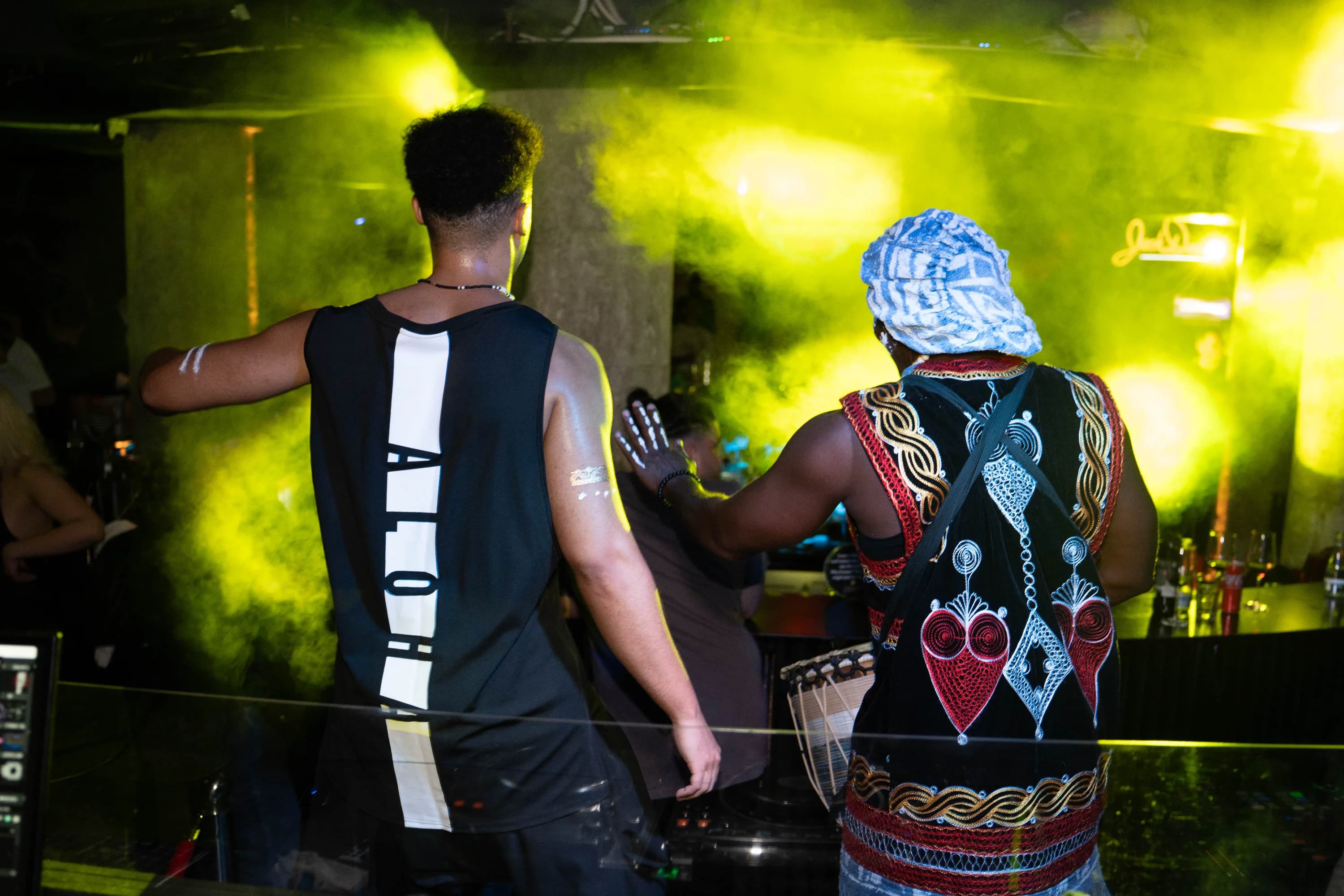 Bărbați dansand in lumina verde fotograf club evenimente Brasov Crudu Alexandru CA Photography