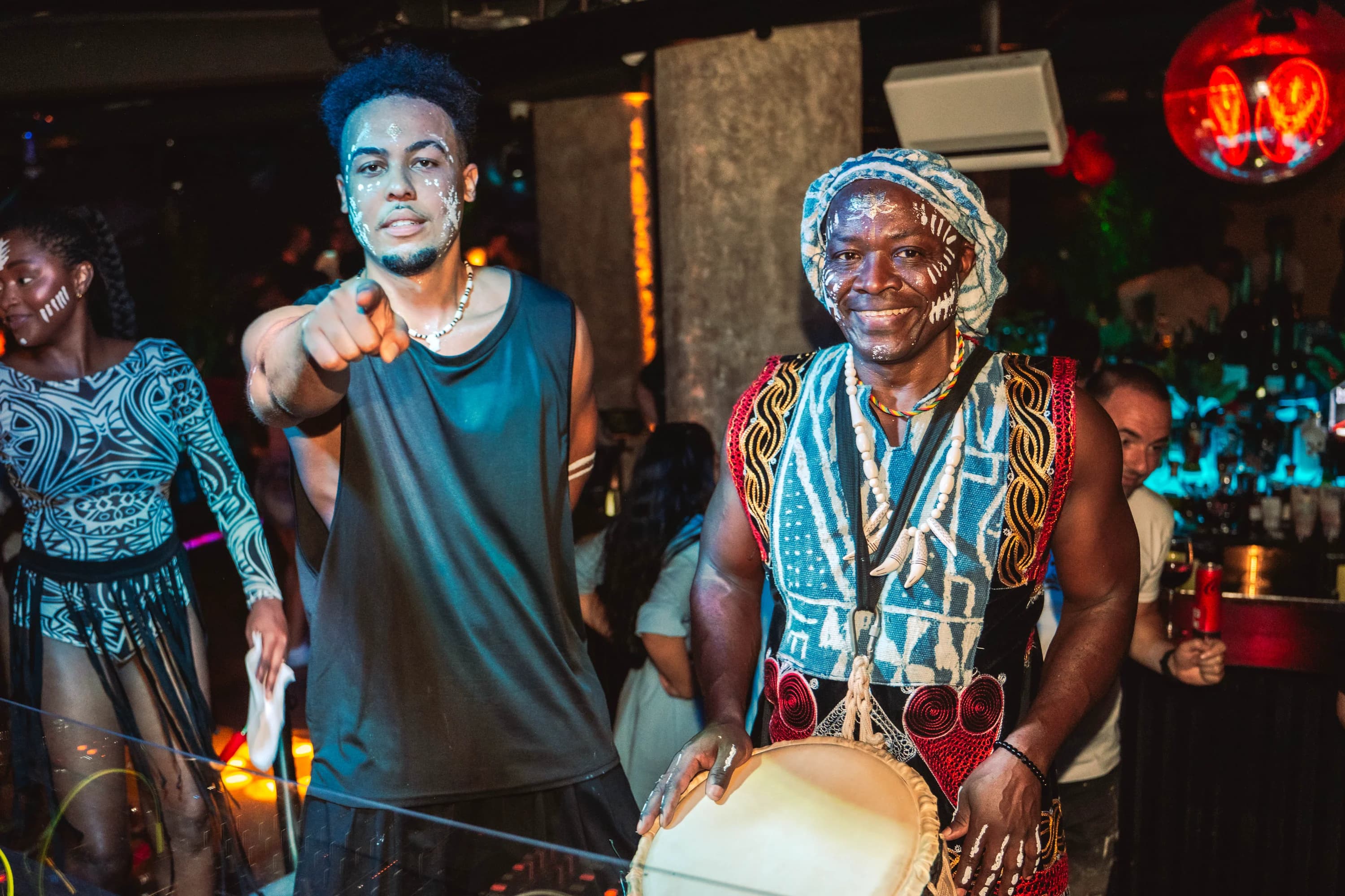 Oameni dansand si cantand fotograf club evenimente Brasov Crudu Alexandru CA Photography