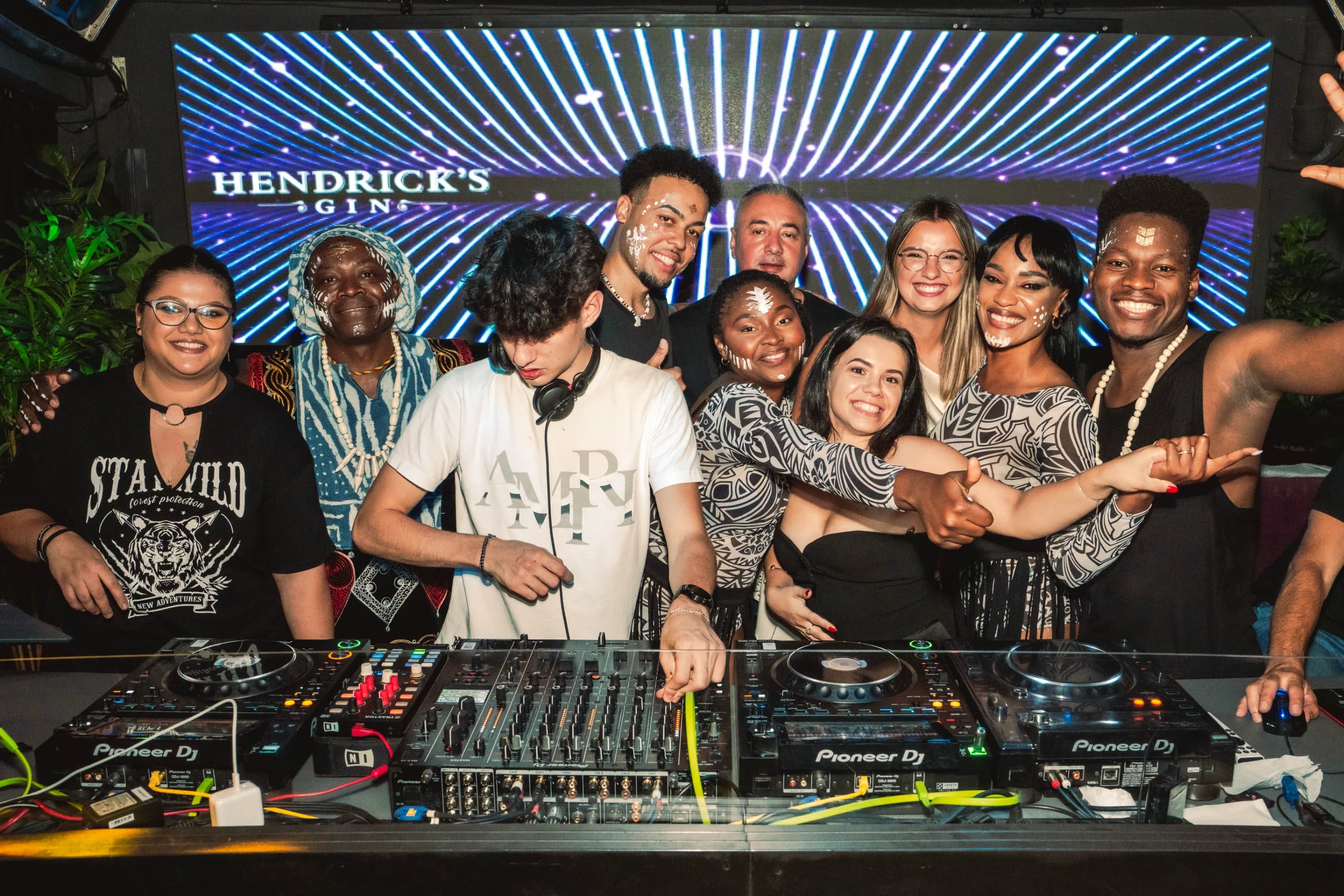 DJ mixand si prieteni fotograf club evenimente Brasov Crudu Alexandru CA Photography