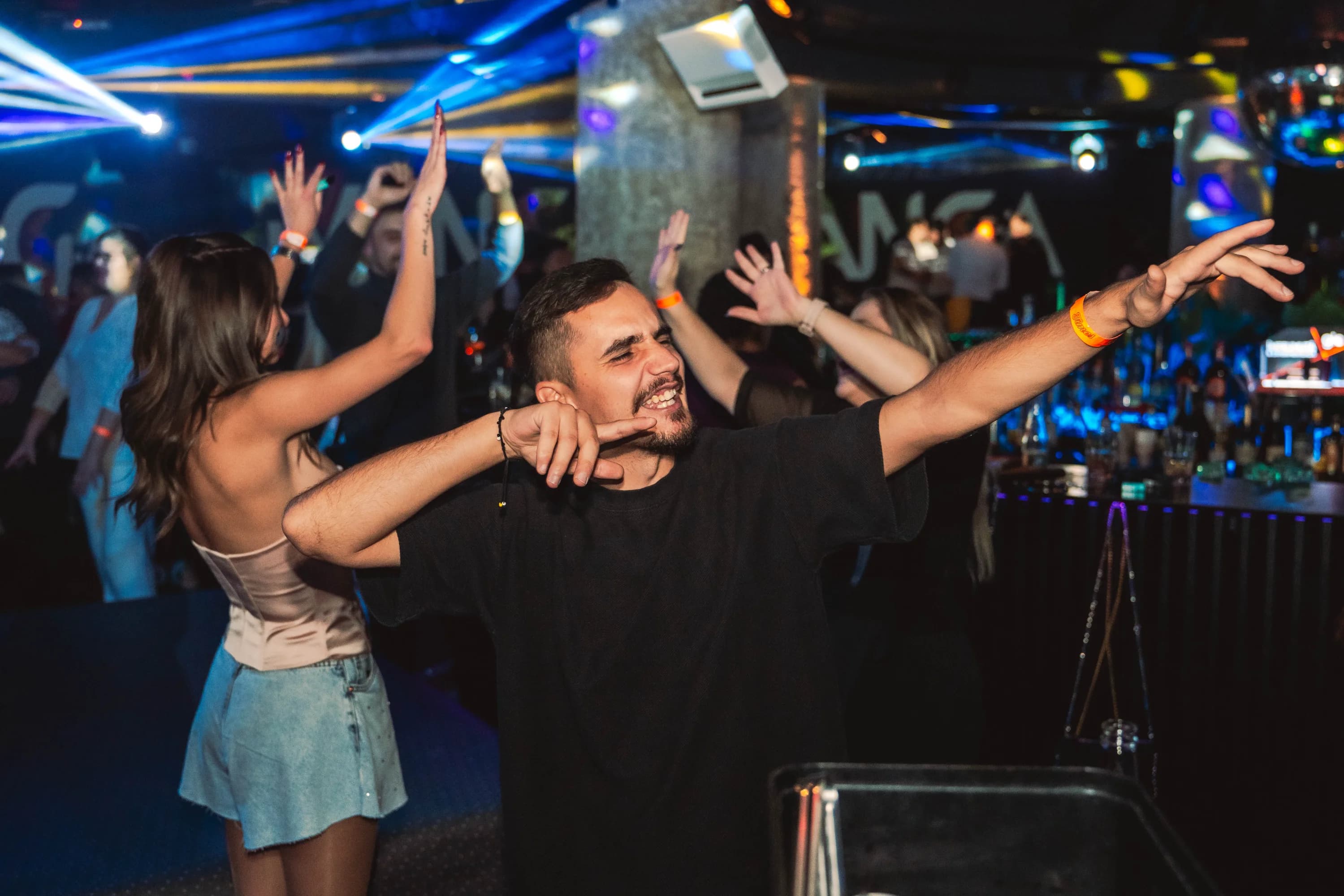 Tineri distrandu-se in club fotograf club evenimente Brasov Crudu Alexandru CA Photography