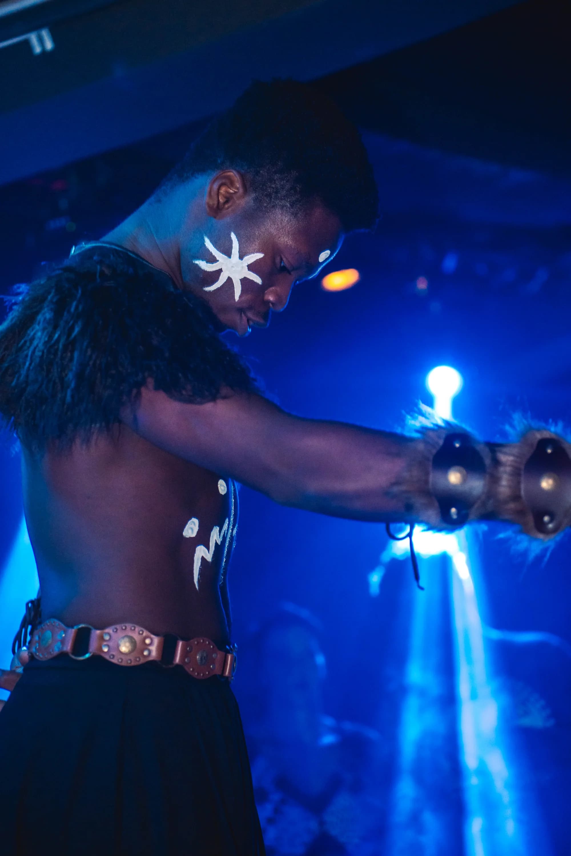 Dansator cu fete corp prin lumini stralucitoare fotograf club evenimente Brasov Crudu Alexandru CA Photography