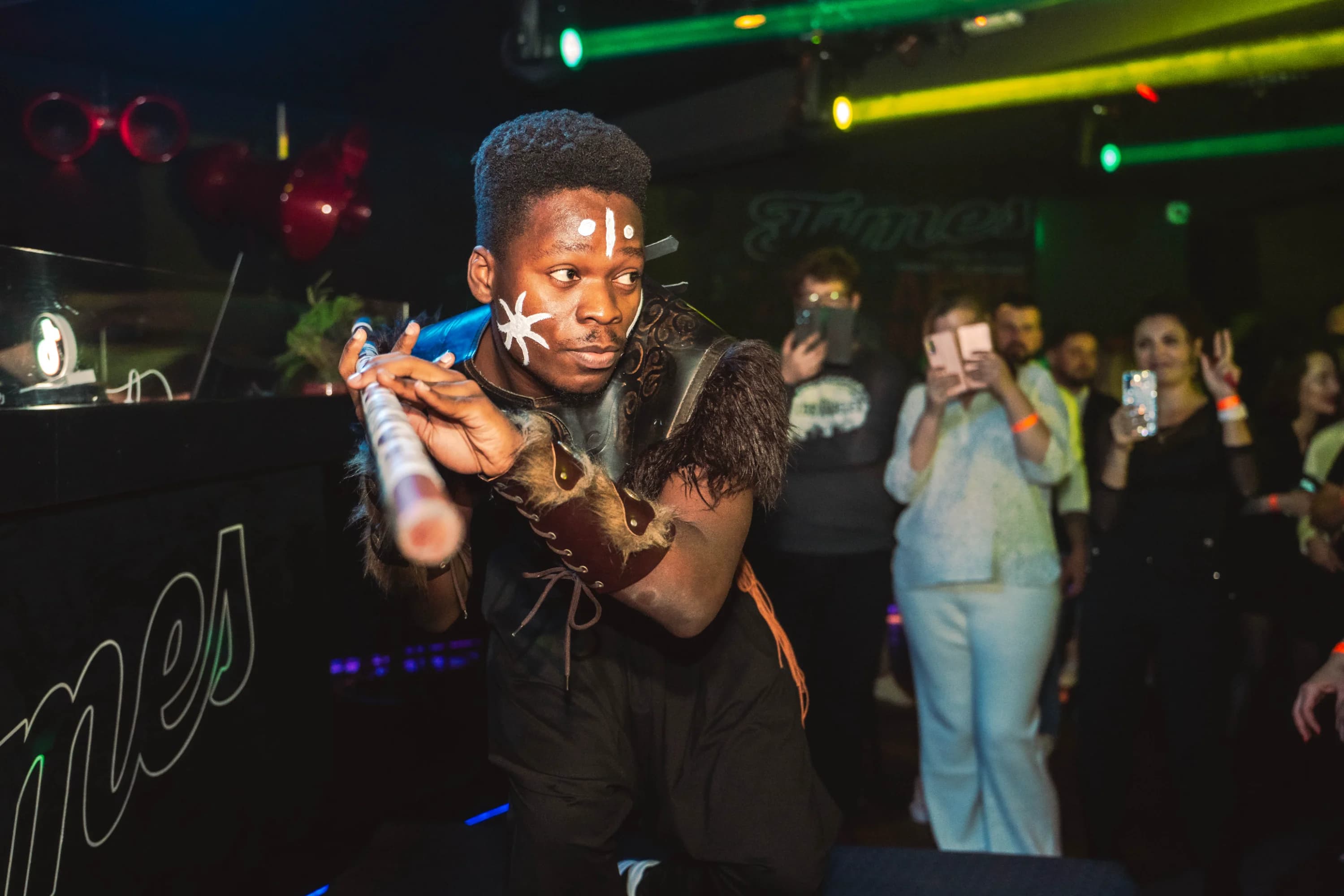 Artist interpretand pe scena fotograf club evenimente Brasov Crudu Alexandru CA Photography