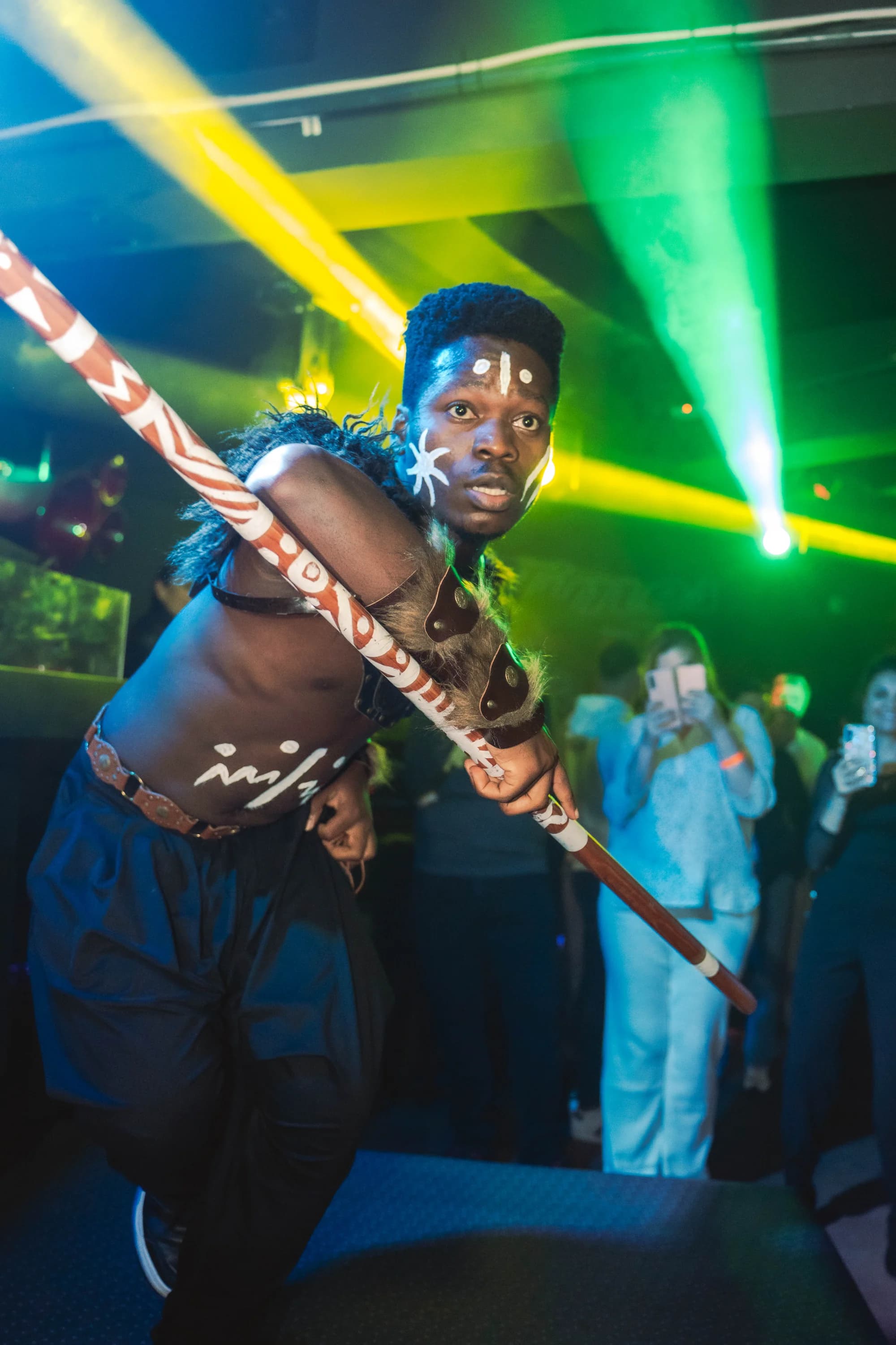 Dansator energic pe scena fotograf club evenimente Brasov Crudu Alexandru CA Photography