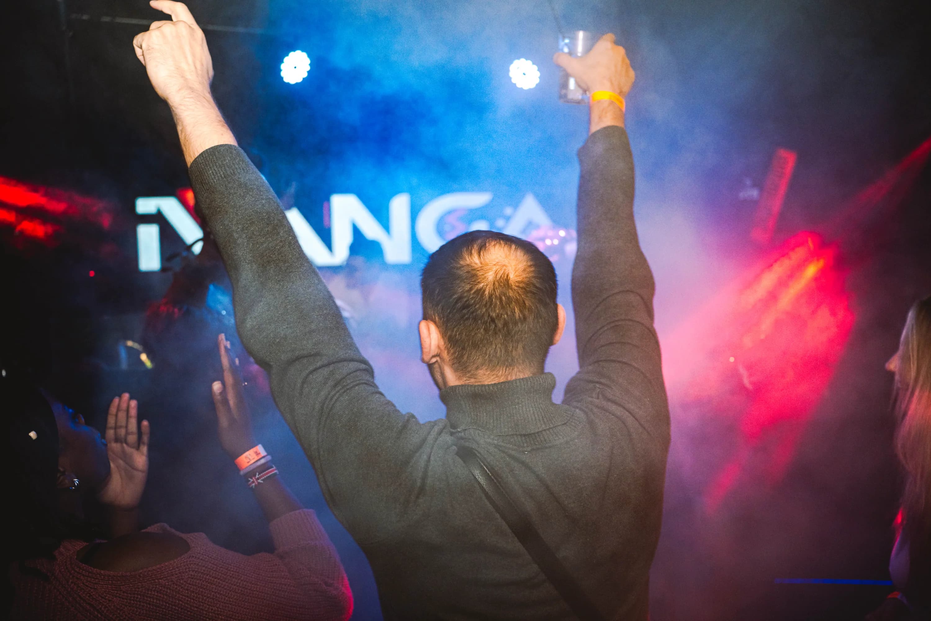 Tineri ridicand paharele fotograf club evenimente Brasov Crudu Alexandru CA Photography